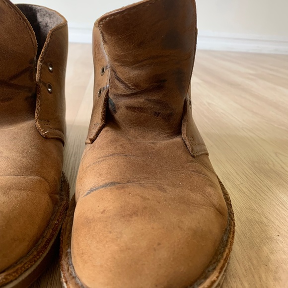 Classic Clarks Desert Boots in Tan – Size 10M